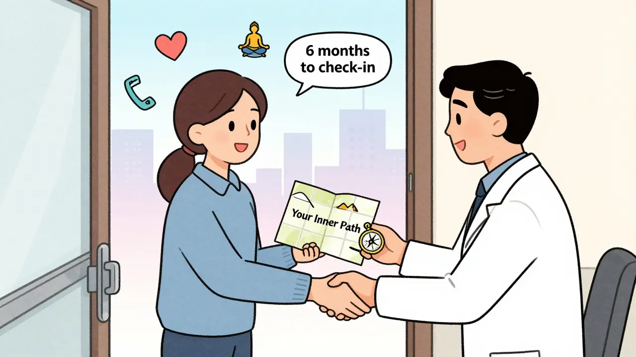 Terapeut předává klientovi kompas a mapu vlastní cesty, symbolizující trvalou podporu i po ukončení terapie.