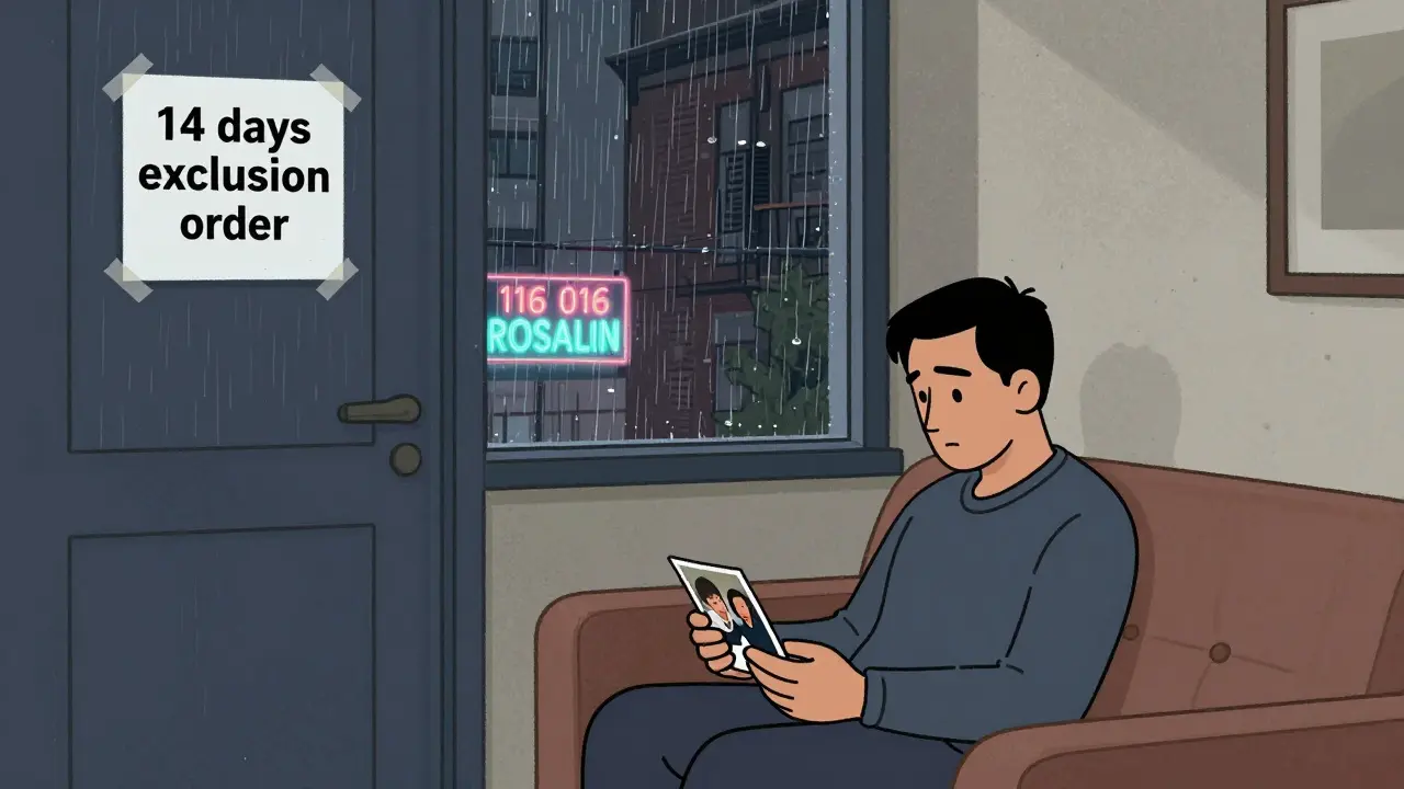 Muž sedí doma s fotkou rodiny, na dveřích je policejní nařízení.